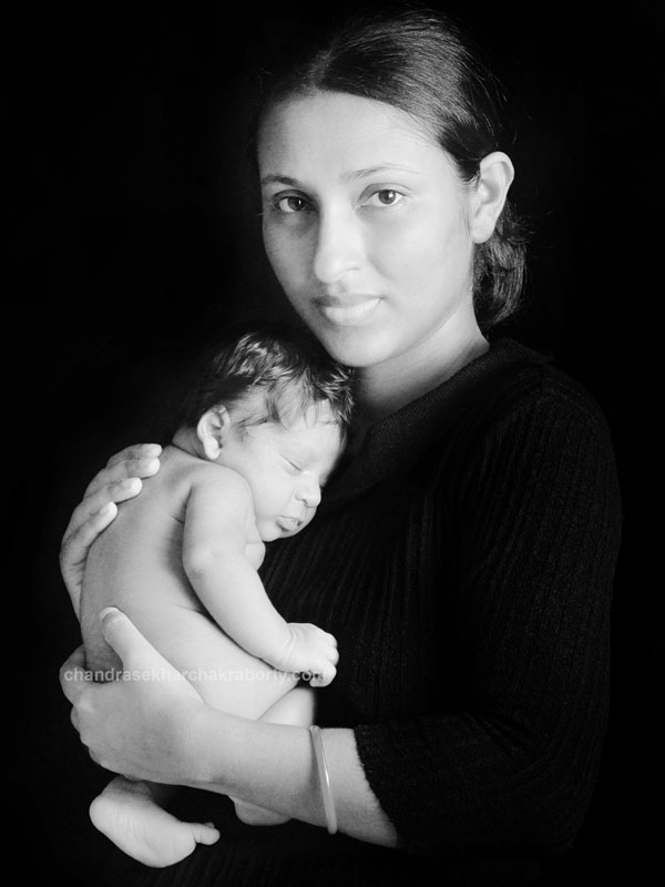 mom & new born babie's Grayscale Low-key photography