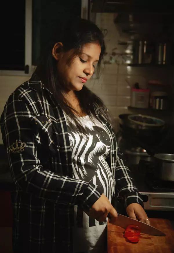 maternity photoshoots & lifestyle portraiture in kitchen