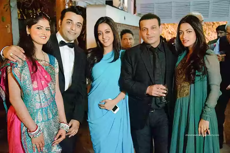 Group photo of Bride & Groom with Bollywood actress Riya Sen & Raima Sen